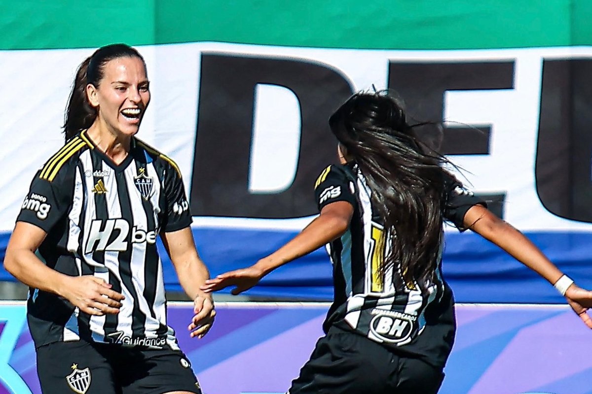 Jogadoras do Atlético comemoram gol sobre o Minas Brasília (foto: Divulgação/Atlético)