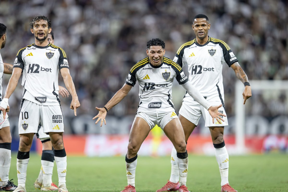Gustavo Scarpa, Rony e Júnior Santos comemoram gol do Atlético contra o Ceará na Arena Castelão (foto: Pedro Souza/Atlético)