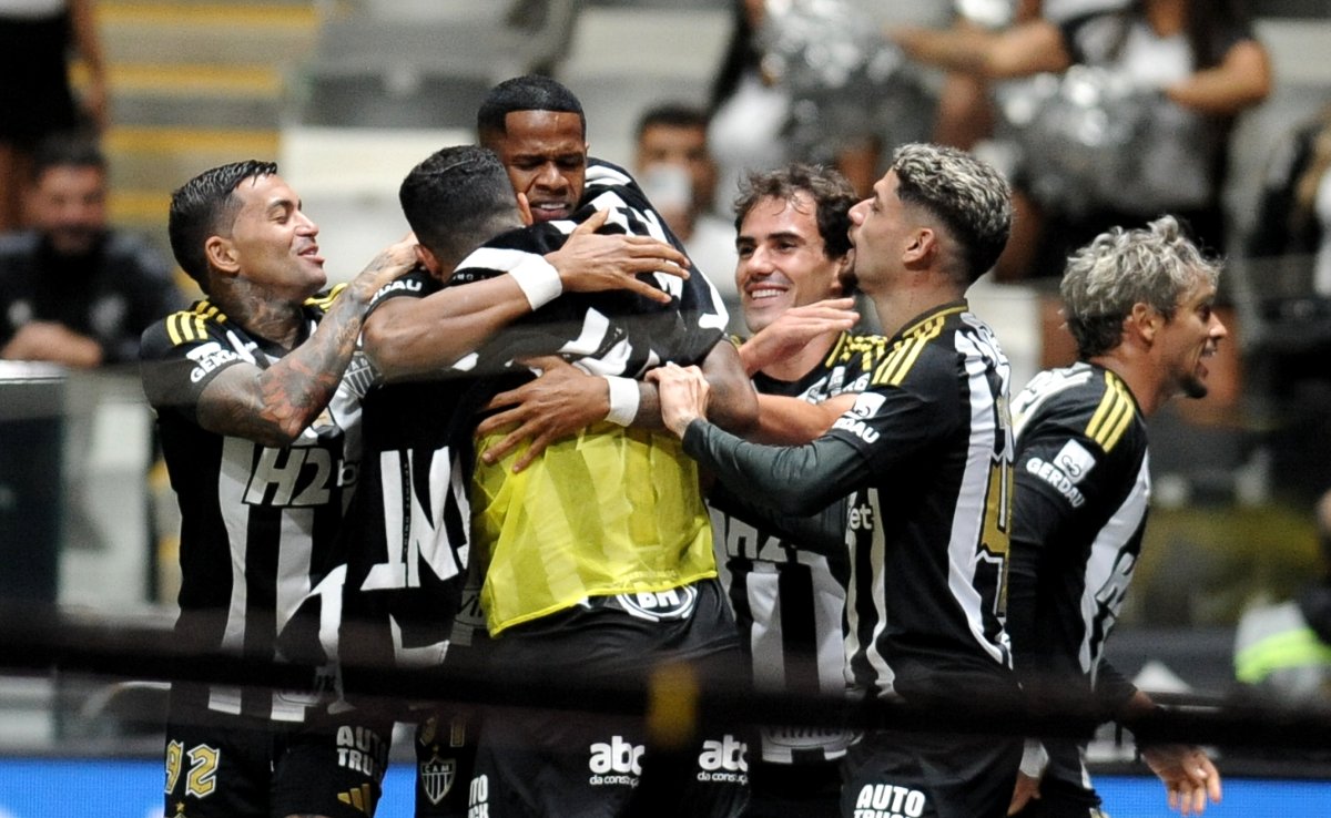 Jogadores do Atlético comemoram gol de Júnior Santos contra o Internacional, na Arena MRV (foto: Alexandre Guzanshe/EM/D.A. Press)