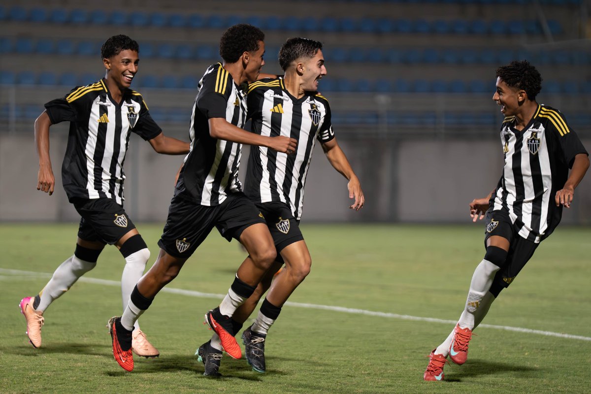 Jogadores do Atlético sub-17 comemoram gol (foto: Fabio Pinel/Atlético)
