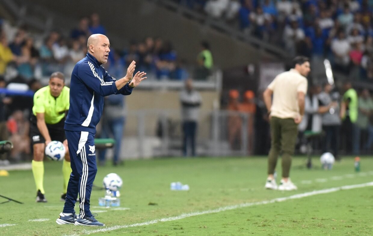 Leonardo Jardim durante Cruzeiro x Palmeiras (foto: Ramon Lisboa/EM/D.A Press)