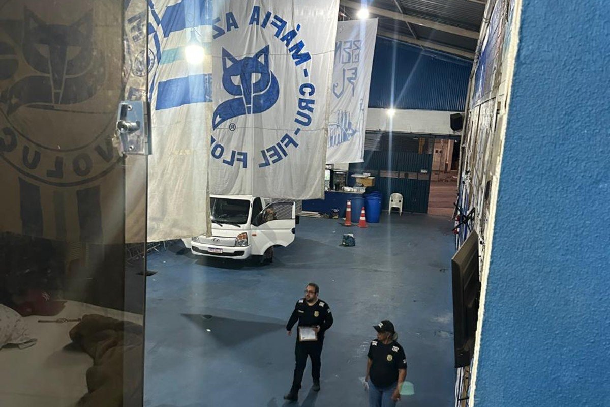 Policiais caminhando pela sede da Máfia Azul (foto: PCMG/Divulgação)
