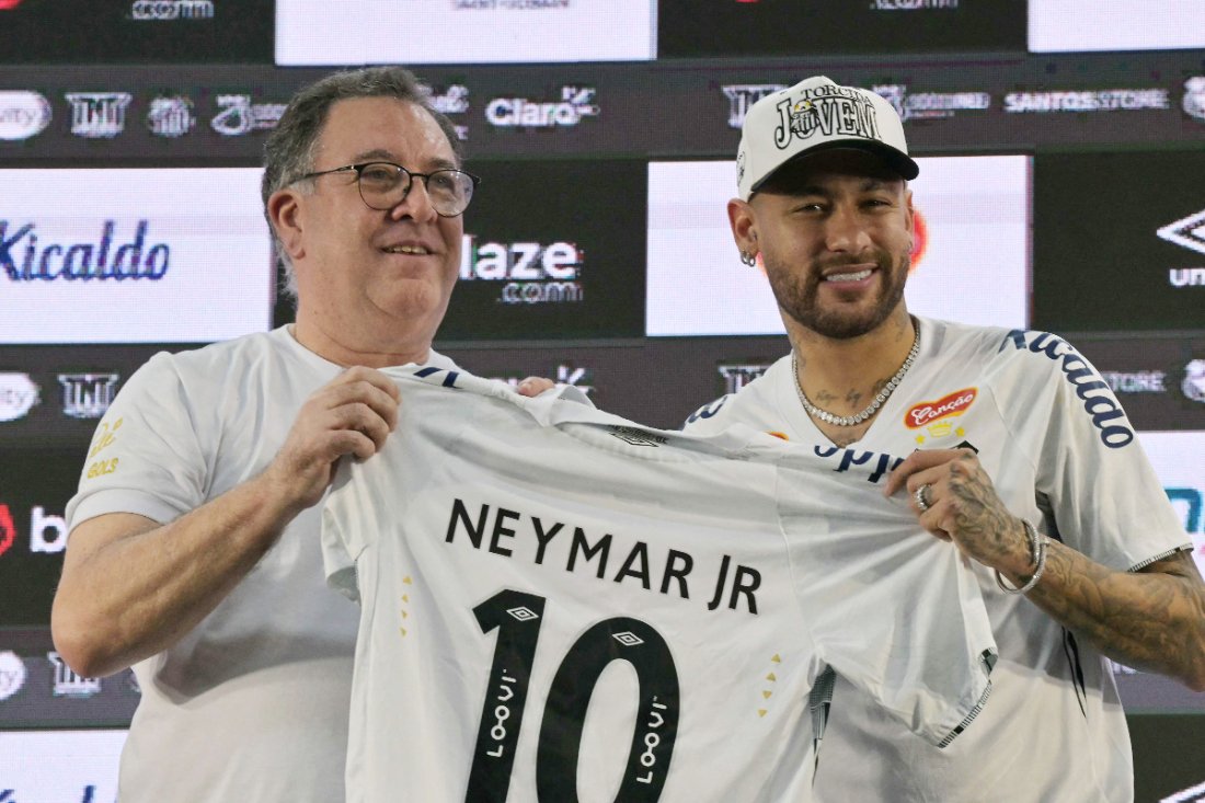 Marcelo Teixeira, presidente do Santos, com Neymar (foto: Nelson Almeida/AFP)