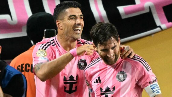 Luis Suárez comemora gol com Lionel Messi no empate entre Inter Miami e Palmeiras no Mundial de Clubes (foto: CHANDAN KHANNA/AFP)