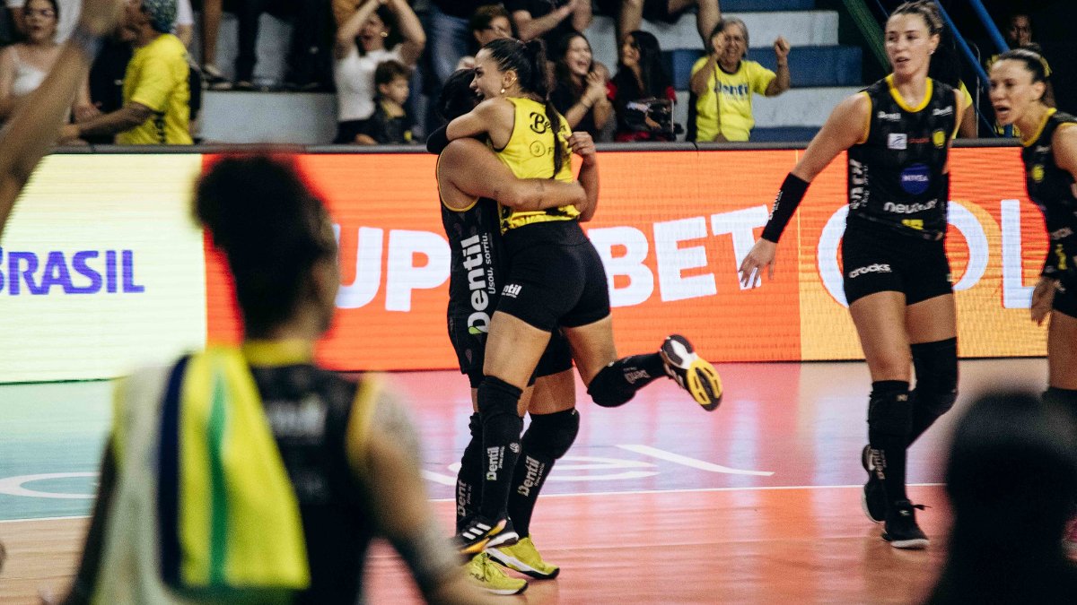 Natinha e Suelen se abraçam durante jogo do Praia na Superliga de Vôlei (foto: Eliezer Esportes/Praia Clube)