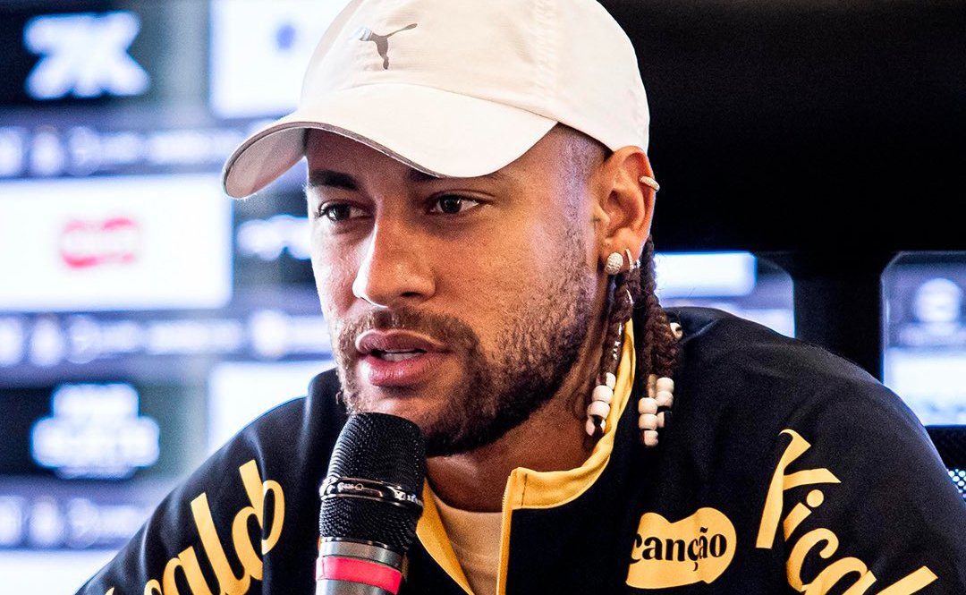Neymar em entrevista coletiva após renovação de contrato com o Santos (foto: Divulgação/Santos)