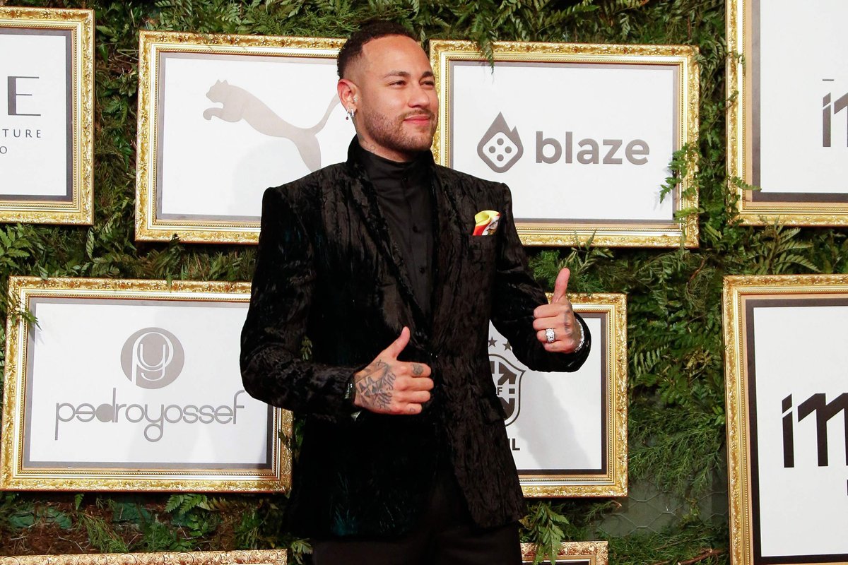 Neymar em leilão beneficente do seu instituto, em 2024 (foto: MIGUEL SCHINCARIOL/AFP)