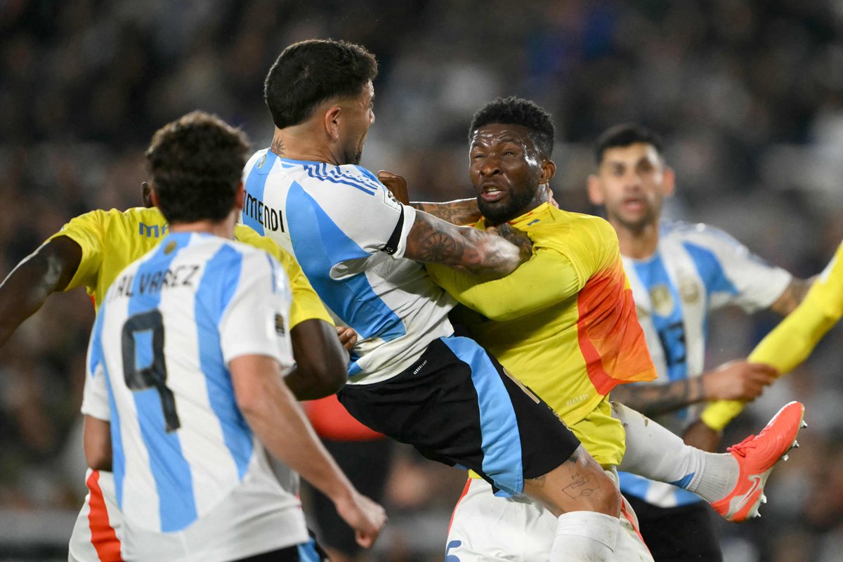 Otamendi, da Argentina, em disputa ríspida com Jefferson Lerma, da Colômbia, em jogo pelas Eliminatórias (foto: Luis ROBAYO / AFP)