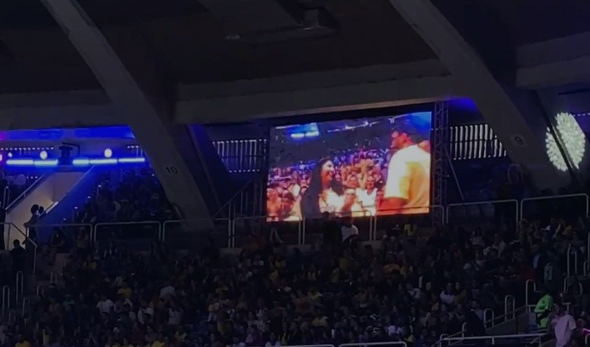 Momento em que namorada é pedida em casamento pelo agora noivo (foto: Rafa Cyrne/No Ataque)