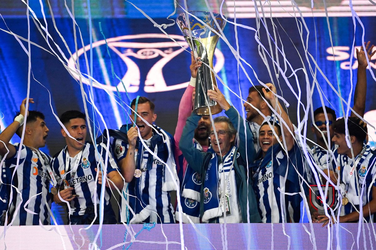 Porto comemora título da Supertaça de Portugal em 2024 (foto: MIGUEL RIOPA / AFP)