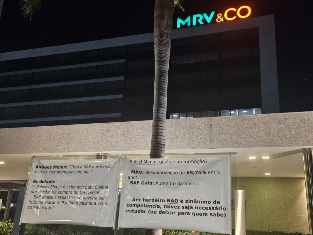 Cartazes afixados na sede da MRV, em Belo Horizonte (MG) - (foto: Reprodução/Redes sociais)