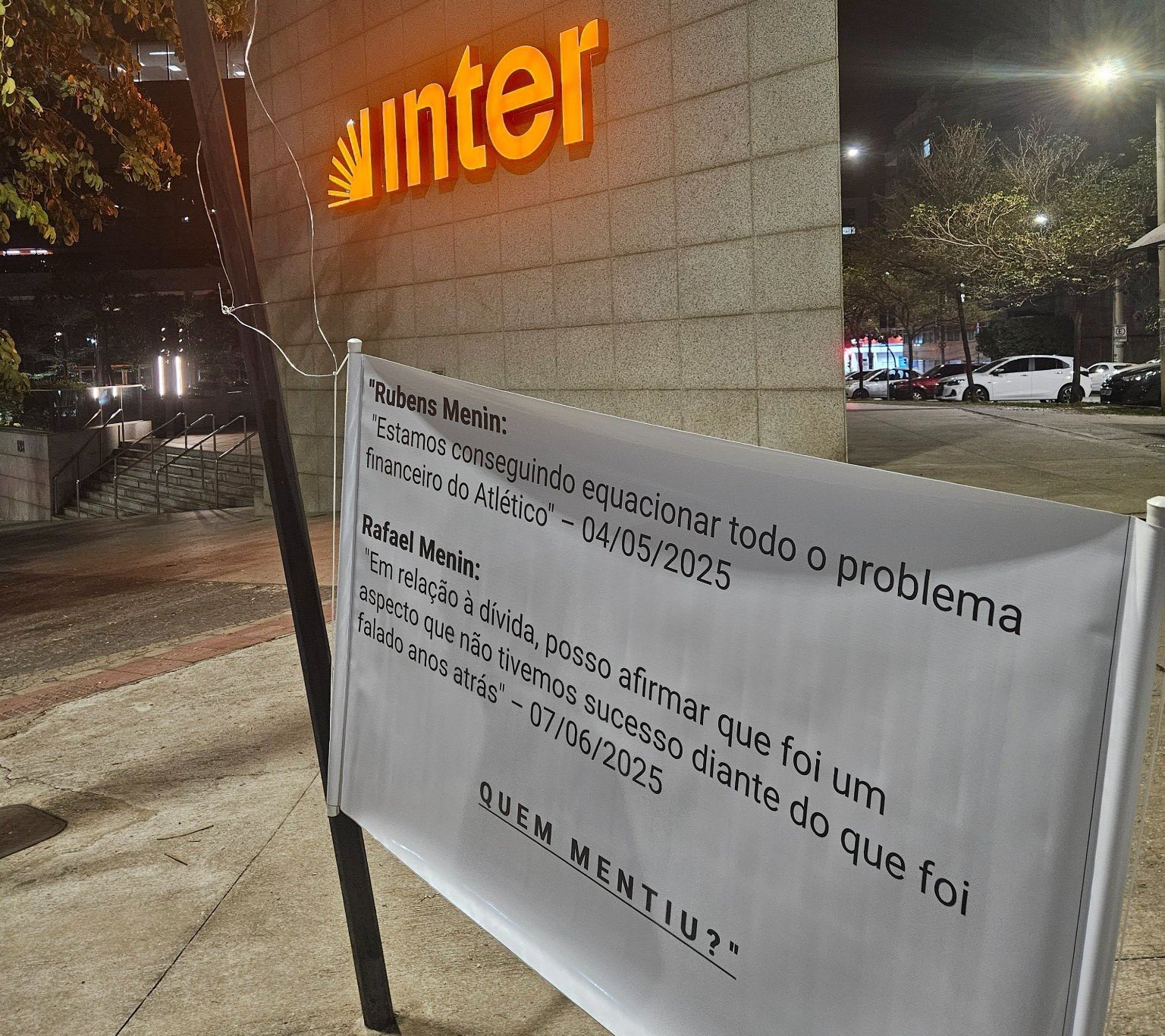 Cartazes de protesto afixados na sede do Banco Inter - (foto: Reprodução/Redes sociais)