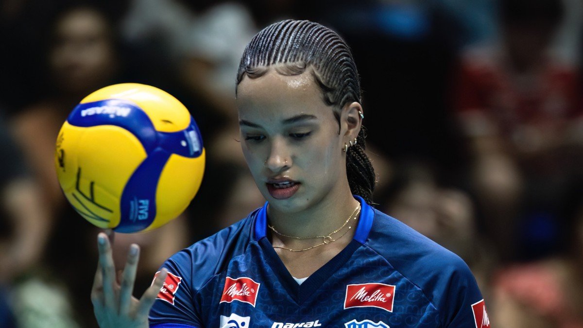 Rebeca Camile, ex-central do Minas, em jogo pelo clube mineiro (foto: Hedgard Moraes/Minas Tênis Clube)