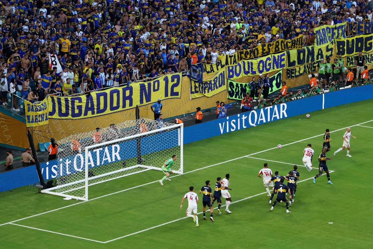 Lance do gol de cabeça de Otamendi - (foto:  Sandra Montanez / GETTY IMAGES NORTH AMERICA / Getty Images via AFP)