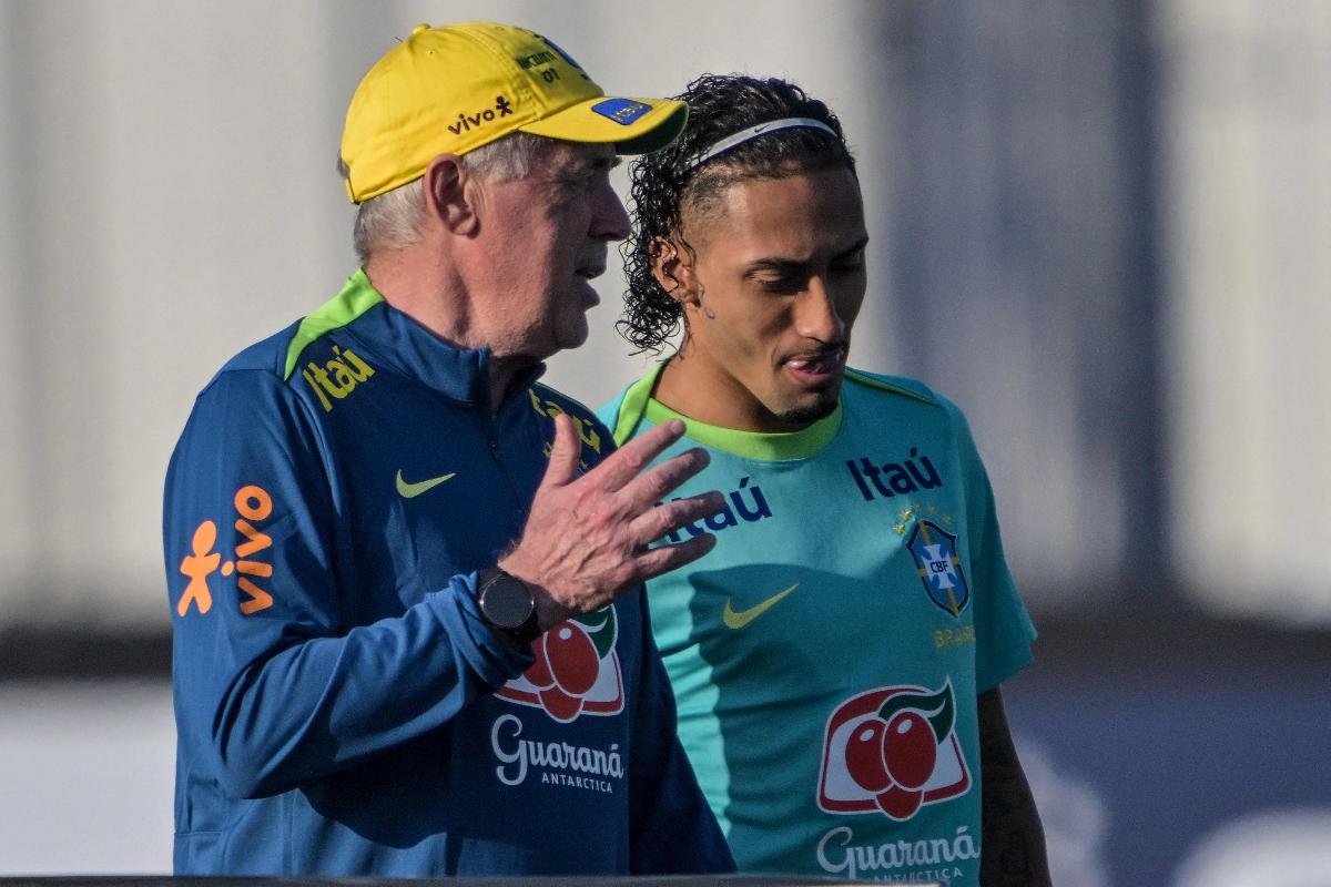 Carlo Ancelotti e Raphinha em treino da Seleção Brasileira (foto: Nelson ALMEIDA / AFP)