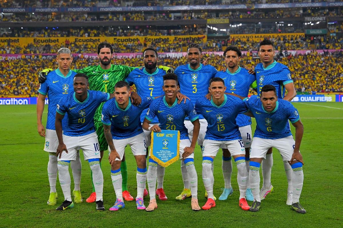 Time titular do Brasil na partida contra o Equador (foto: Rodrigo BUENDIA / AFP)