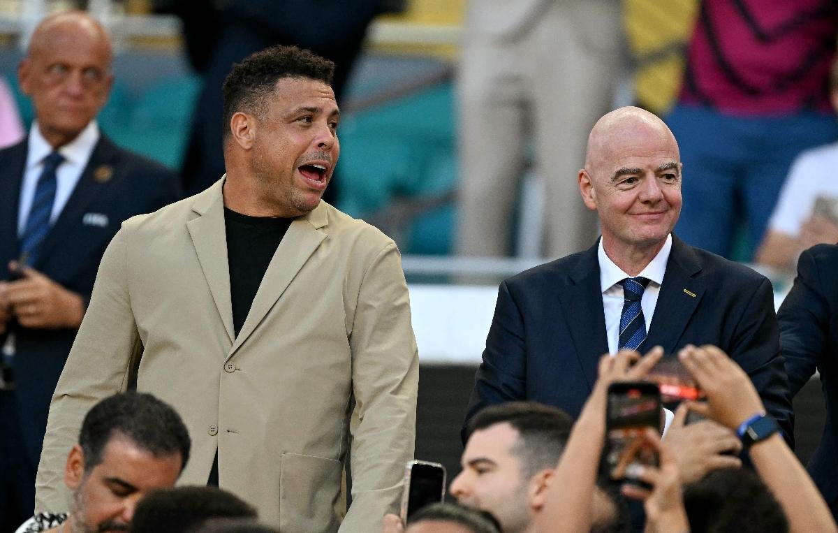Ronaldo ao lado de Gianni Infantino - (foto: ATRICIA DE MELO MOREIRA / AFP)