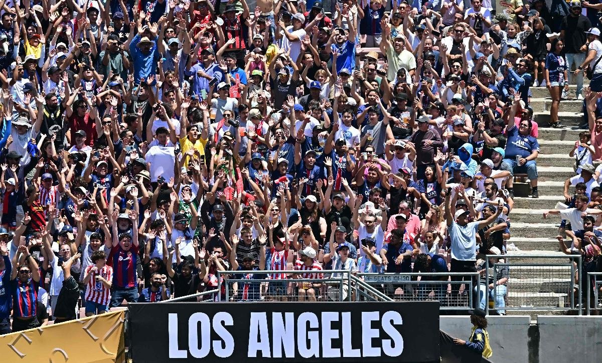 Público no jogo entre PSG e Atlético de Madrid, no Rose Bowl Stadium, em Los Angeles, na Califórnia (EUA) (foto: Frederic J. Brown / AFP)