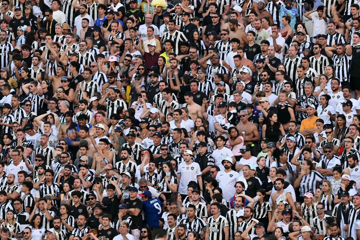Torcedores do Botafogo no Rose Bowl Stadium (foto: Patrick T. Fallon / AFP)