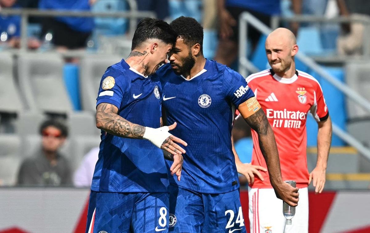 Reece James (24) fez gol de falta para o Chelsea contra o Benfica (foto: Paul ELLIS / AFP)