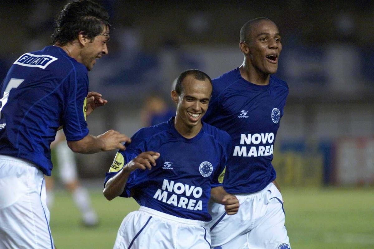 Ricardinho marcou 46 gols em 441 jogos pelo Cruzeiro (foto: Jorge Gontijo/Estado de Minas - 30/09/2001)