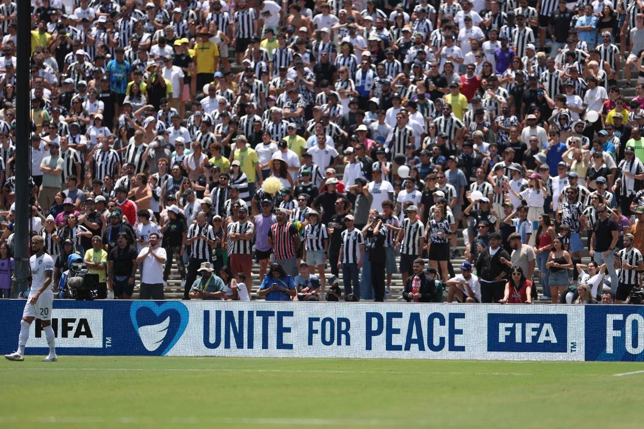 Arquibancada do Rose Bowl, com torcedores de Botafogo e Atlético de Madrid (foto: Harry How / GETTY IMAGES NORTH AMERICA / Getty Images via AFP)
