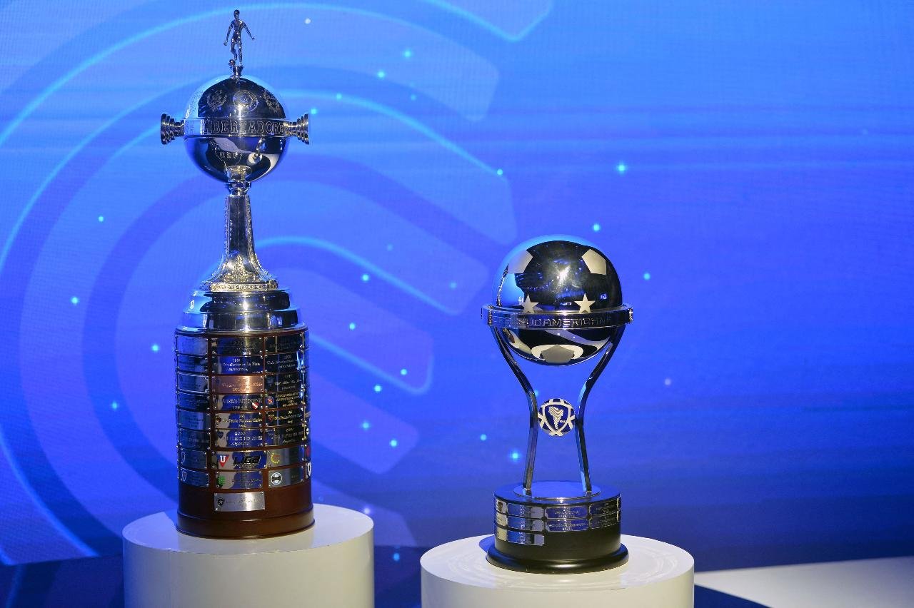 Troféus da Libertadores e da Sul-Americana (foto: DANIEL DUARTE / AFP)