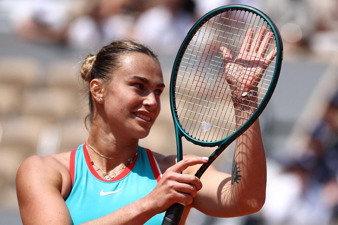 Aryna Sabalenka com a raquete de tênis (foto: Anne-Christine POUJOULAT / AFP)