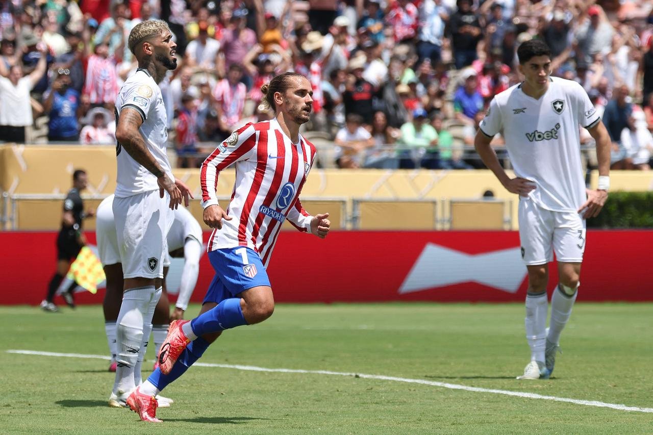 Griezmann corre pelo campo depois de marcar gols (foto: Patrick T. Fallon / AFP)