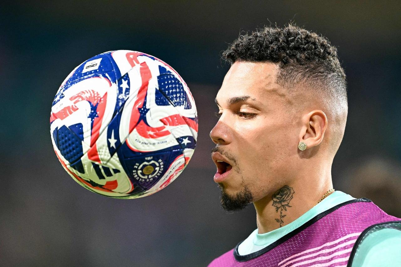 Atacante Paulinho, do Palmeiras, de frente com a bola do Mundial Clubes (foto: CHANDAN KHANNA/AFP)