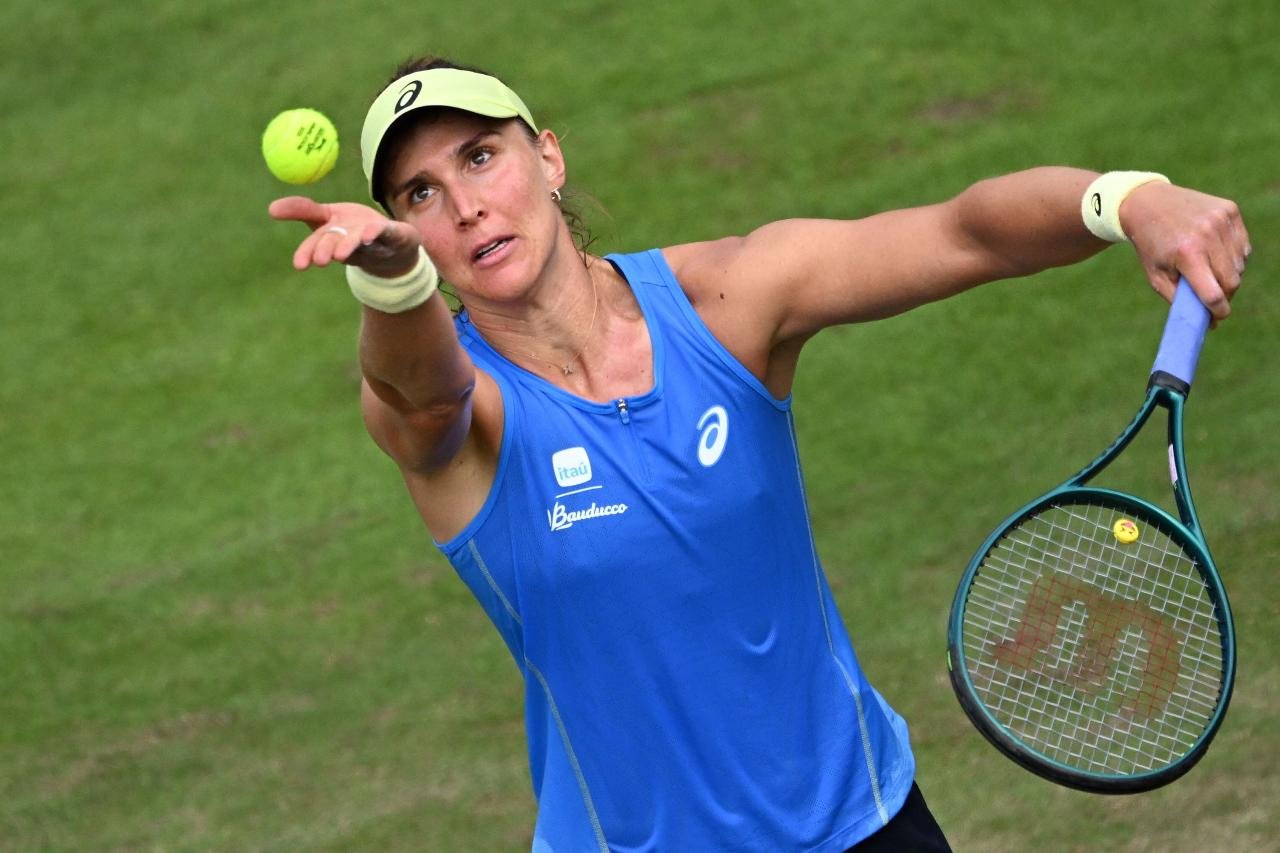 Bia Haddad Maia sacando (foto: Kirill KUDRYAVTSEV / AFP)