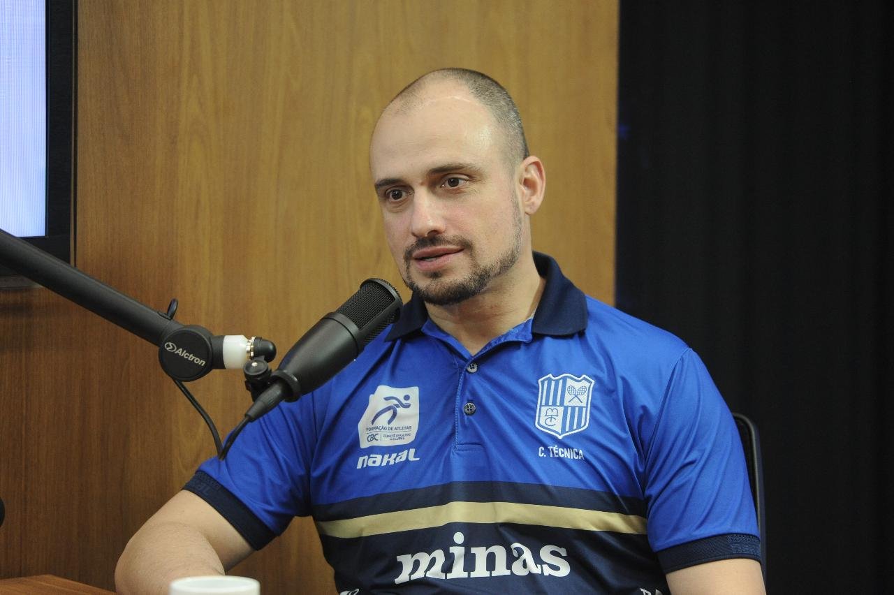 Léo Costa, técnico do Minas, à frente de microfone (foto: Alexandre Guzanshe/EM/D.A Press)