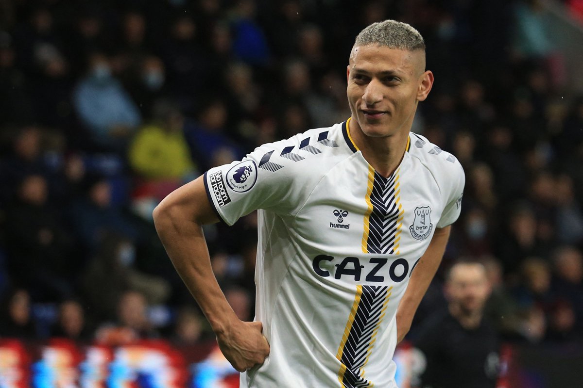 Richarlison iniciou a 'comemoração do pombo' pelo Everton, da Inglaterra (foto: LINDSEY PARNABY/AFP)