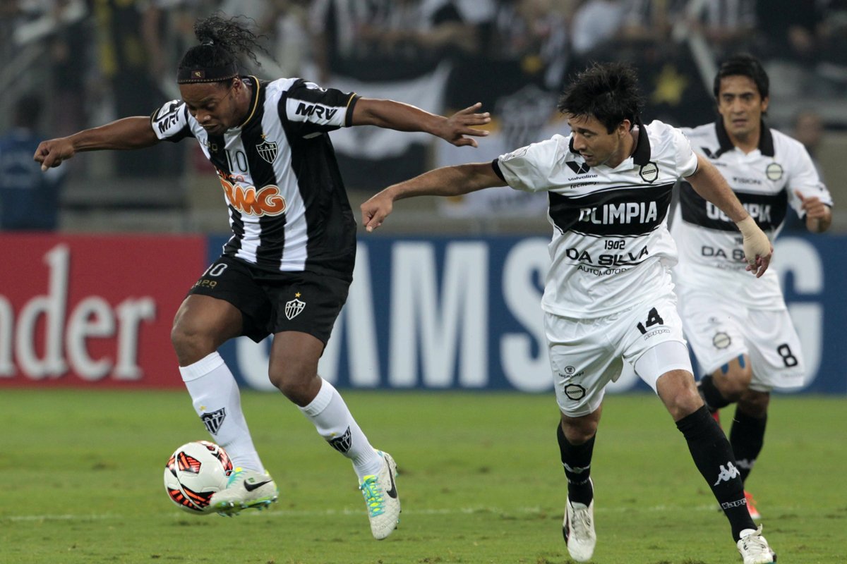 Ronaldinho em ação pelo Atlético contra o Olímpia na final da Libertadores 2013, no Mineirão