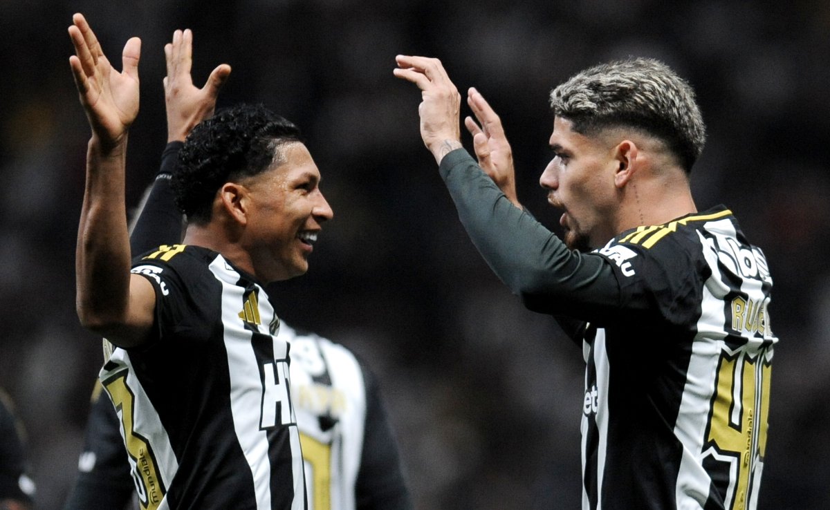 Rony e Rubens comemoram gol do Atlético sobre o Internacional, na Arena MRV (foto: Alexandre Guzanshe/EM/D.A. Press)