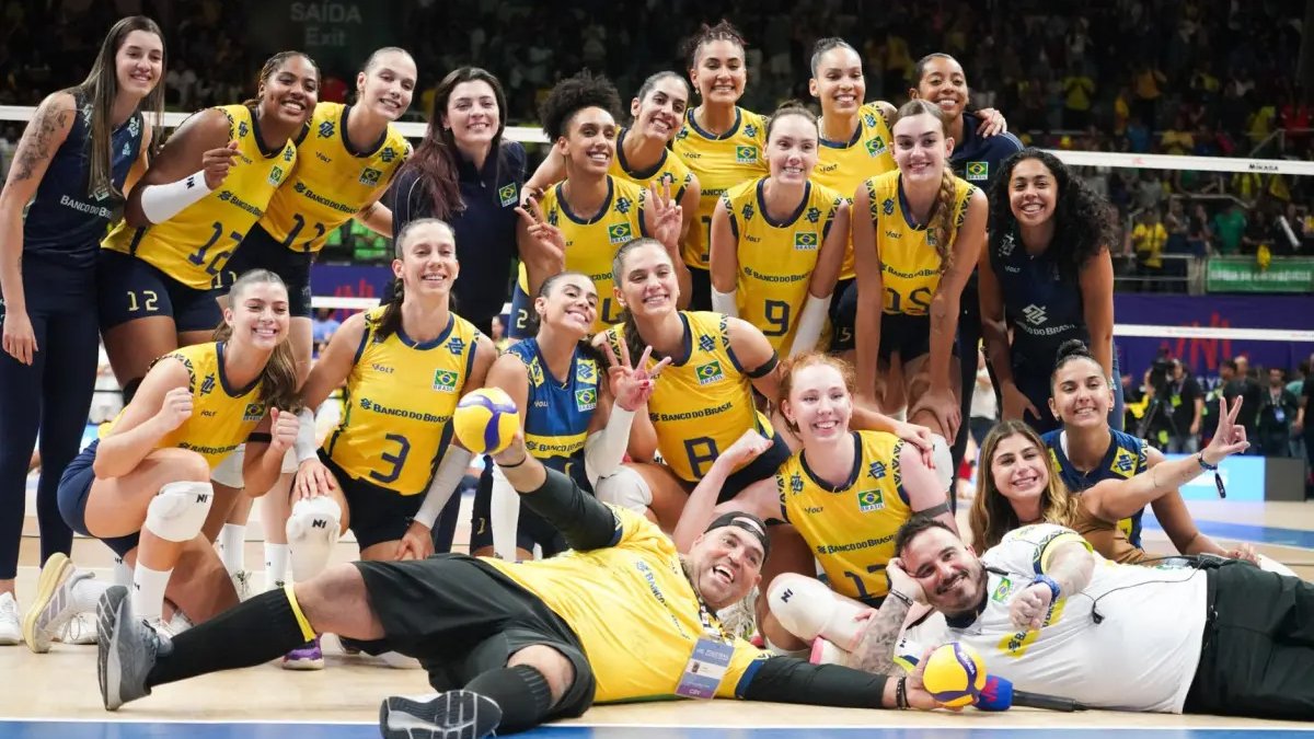 Rosamaria, ao centro, posa com a Seleção após vitória sobre os EUA (foto: Mauricio Val/FV Imagem/CBV)