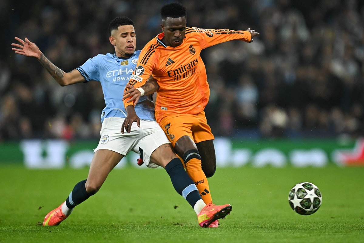 Savinho e Vinícius Júnior, atacantes de Manchester City e Real Madrid, em jogo pela Liga dos Campeões (foto: PAUL ELLIS/AFP)