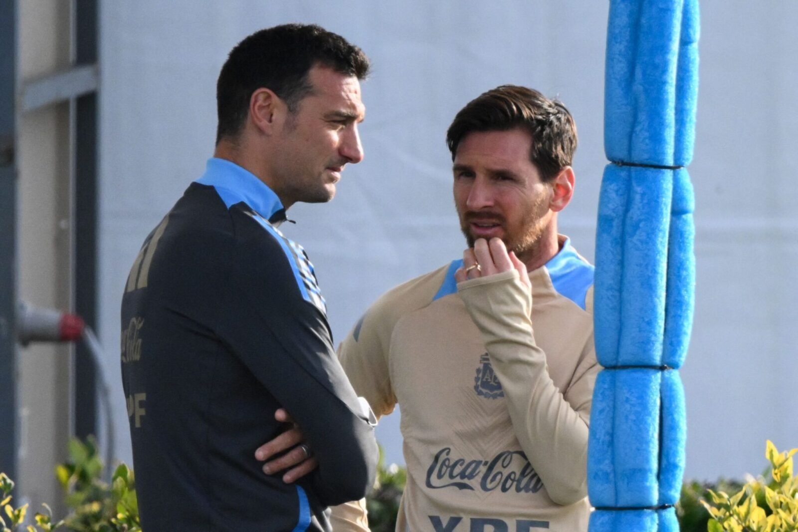 Lionel Scaloni e Lionel Messi (foto: Luis Robayo/AFP)