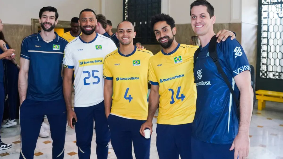 Jogadores da Seleção Masculina de Vôlei posam com novo uniforme (foto: Divulgação/CBV)