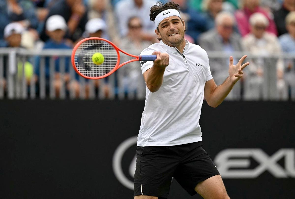 Taylor Fritz em ação contra João Fonseca (foto: GLYN KIRK/AFP)