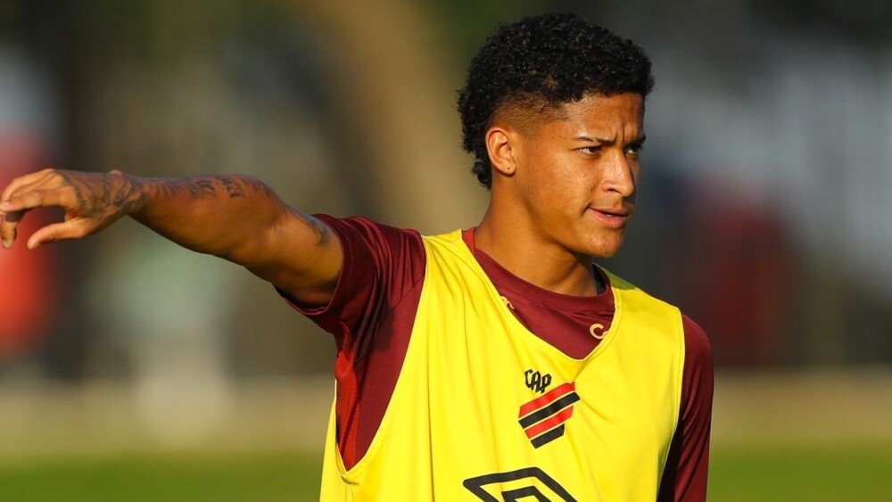 Tevis com a camisa do Athletico (foto: José Tramontin/Athletico)