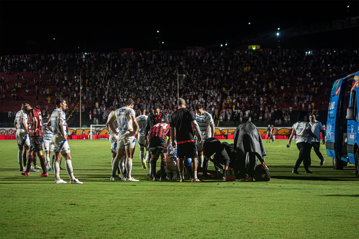 Jamerson fraturou o tornozelo direito ao ser atingido por Eduardo (foto: Victor Ferreira/EC Vitória)