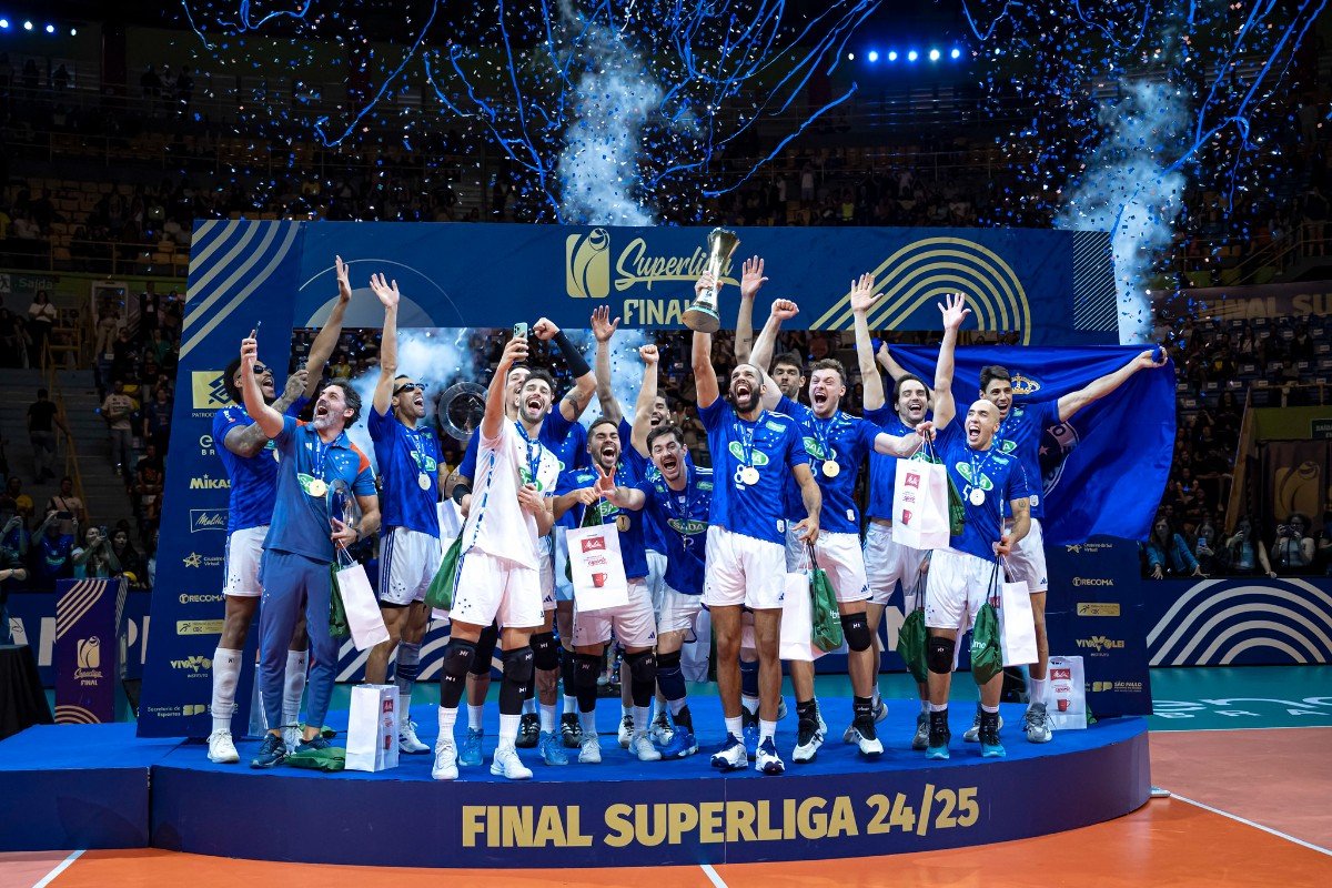 Capitão do Cruzeiro, Wallace levanta troféu da Superliga 2025/2026 (foto: Agência i7/Cruzeiro)