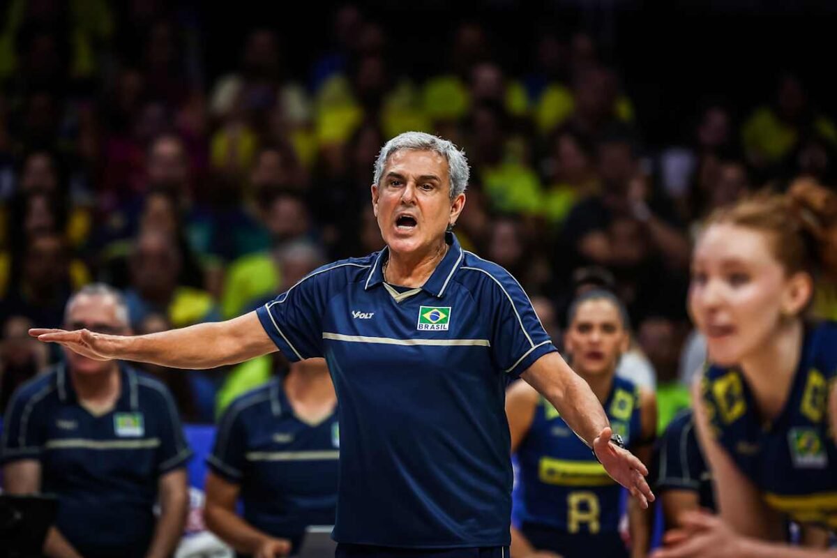 Zé Roberto Guimarães durante jogo do Brasil na VNL (foto: Divulgação/FIVB)