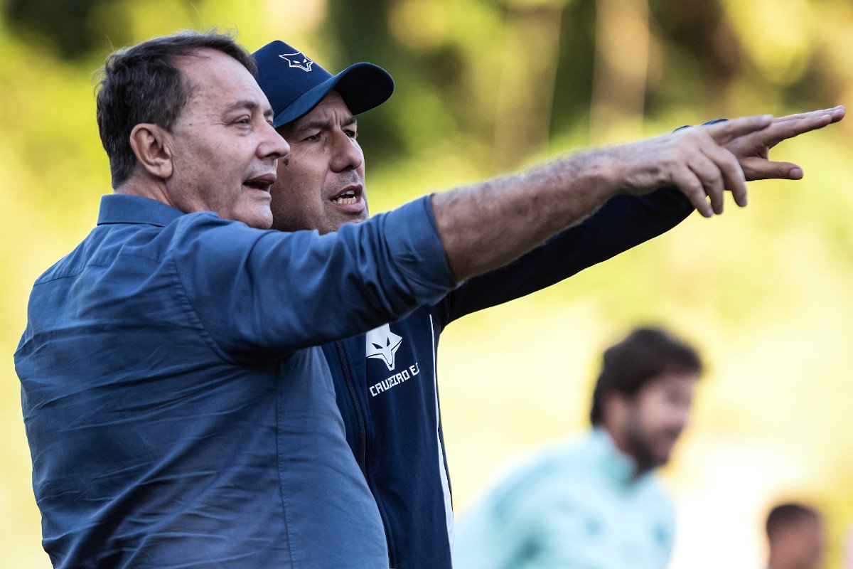 Pedro Lourenço e o técnico Leonardo Jardim em treino do Cruzeiro - (foto: Gustavo Aleixo/Cruzeiro )