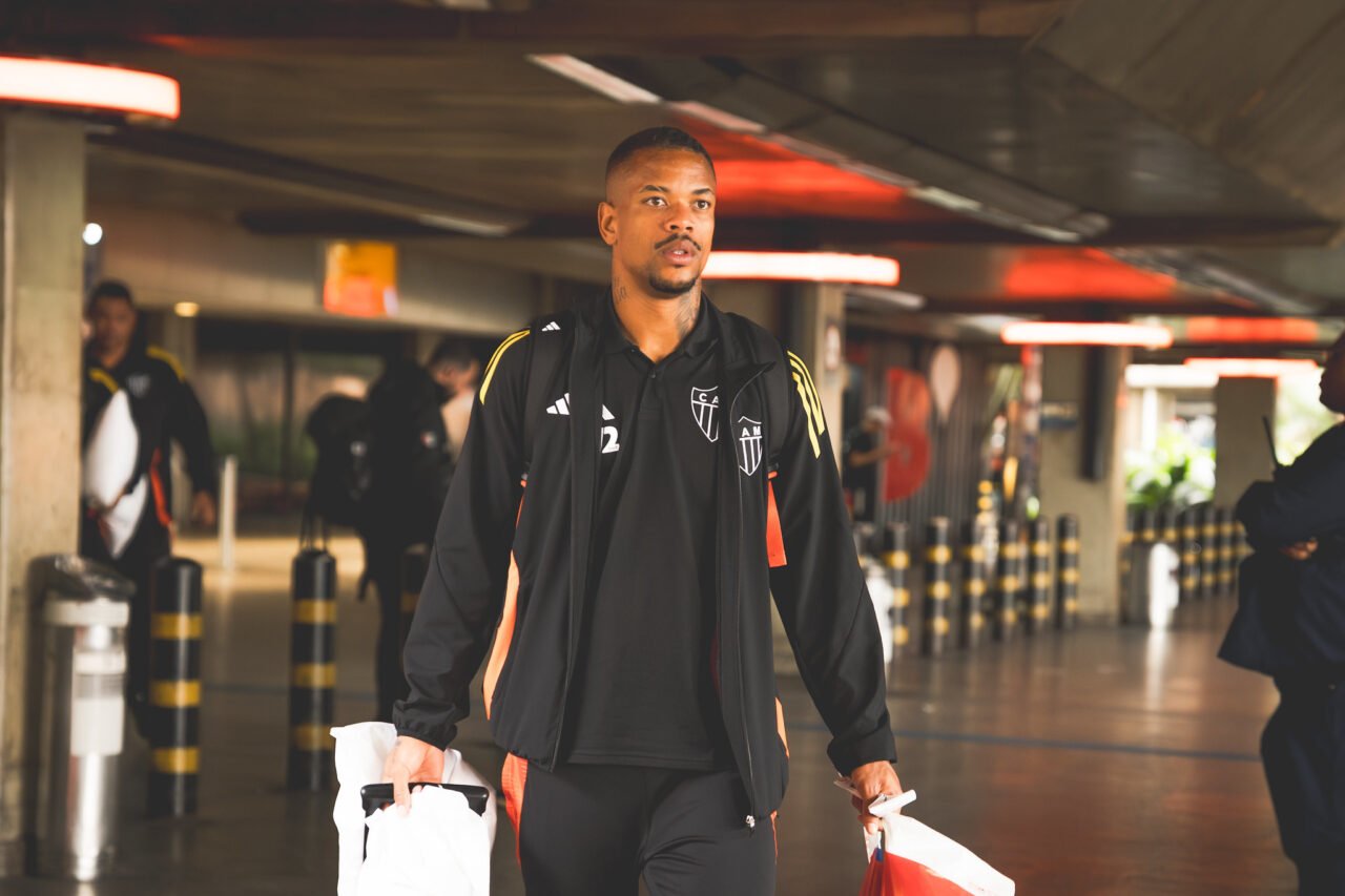 Caio Paulista em aeroporto, durante viagem do Atlético (foto: Pedro Souza / Atlético)