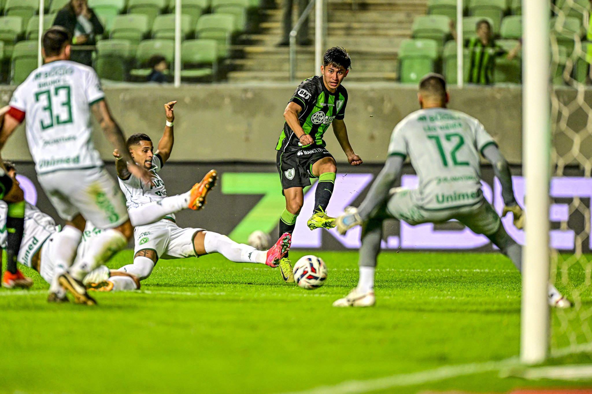 Miguelito, meia do América, tem passe bloqueado pela defesa da Chapecoense - (foto: Mourão Panda/América)