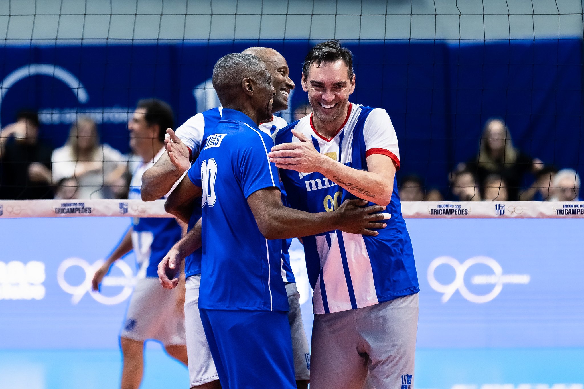 Pelé e Giba se abraçam - (foto: Hedgard Moraes/MTC)