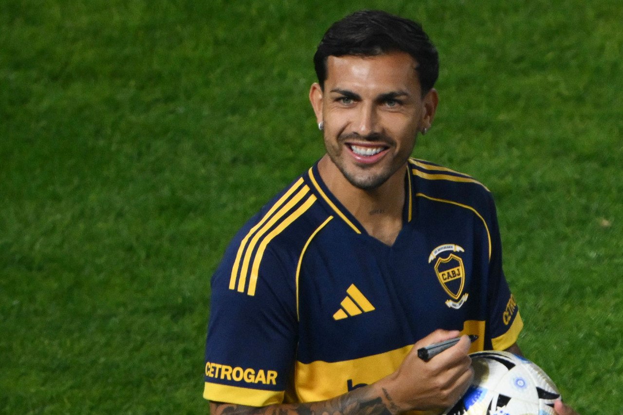 Paredes em apresentação à torcida do Boca Juniors na Bombonera (foto: LUIS ROBAYO/AFP)