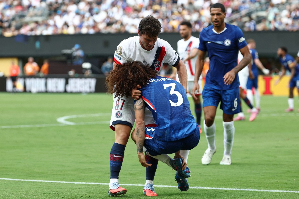 João Neves (PSG) e Cucurella (Chelsea) se desentenderam na final do Mundial de Clubes (foto: FRANCK FIFE / AFP)